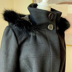 ELLEN TRACY winter black women’s coat.  Size 10, hidden buttons, detachable hood